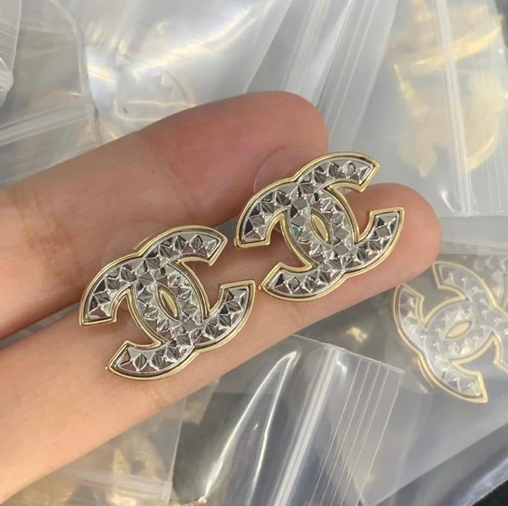 CC TEXTURED STUD EARRINGS