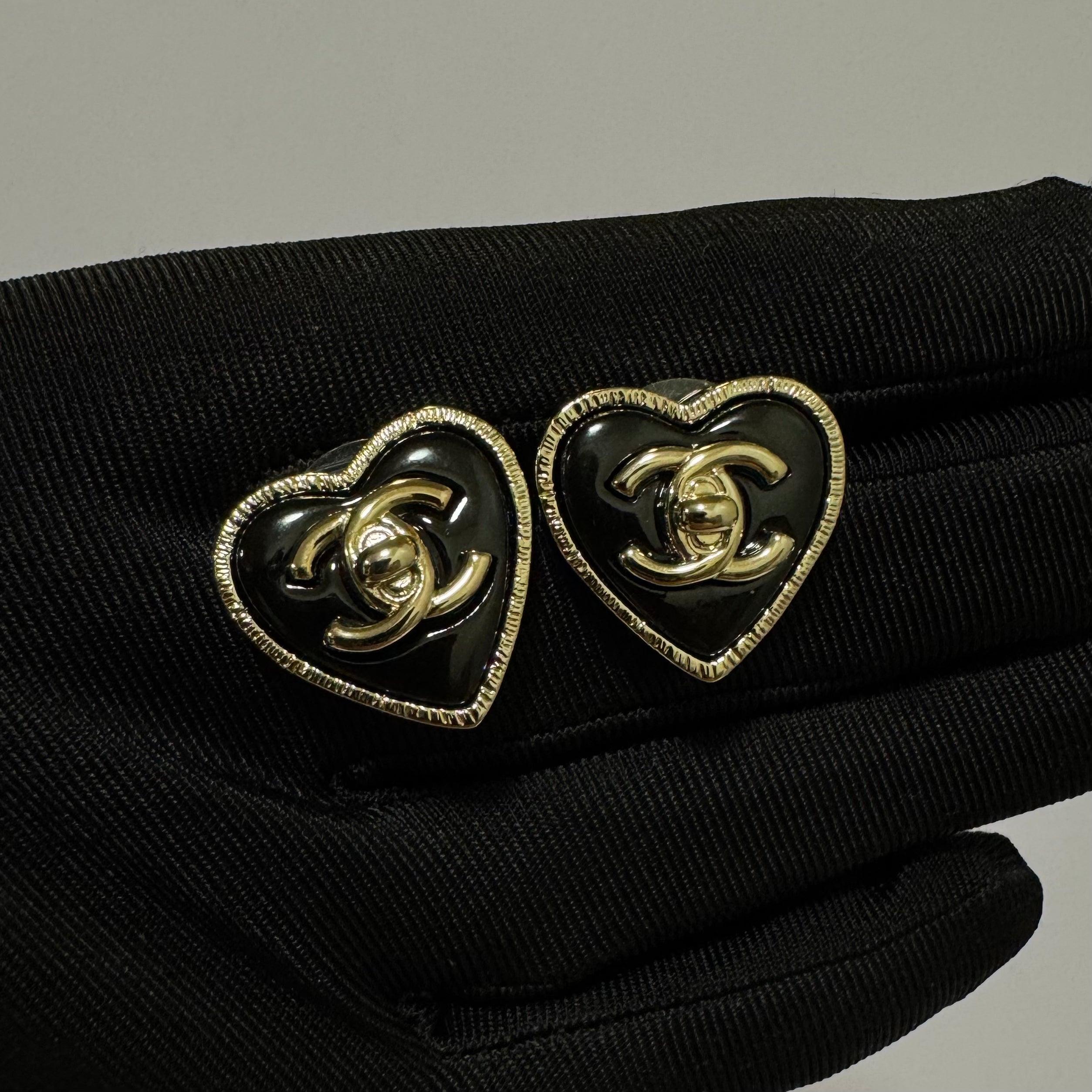 CC HEART TURNLOCK STUDS - BLK/GOLD