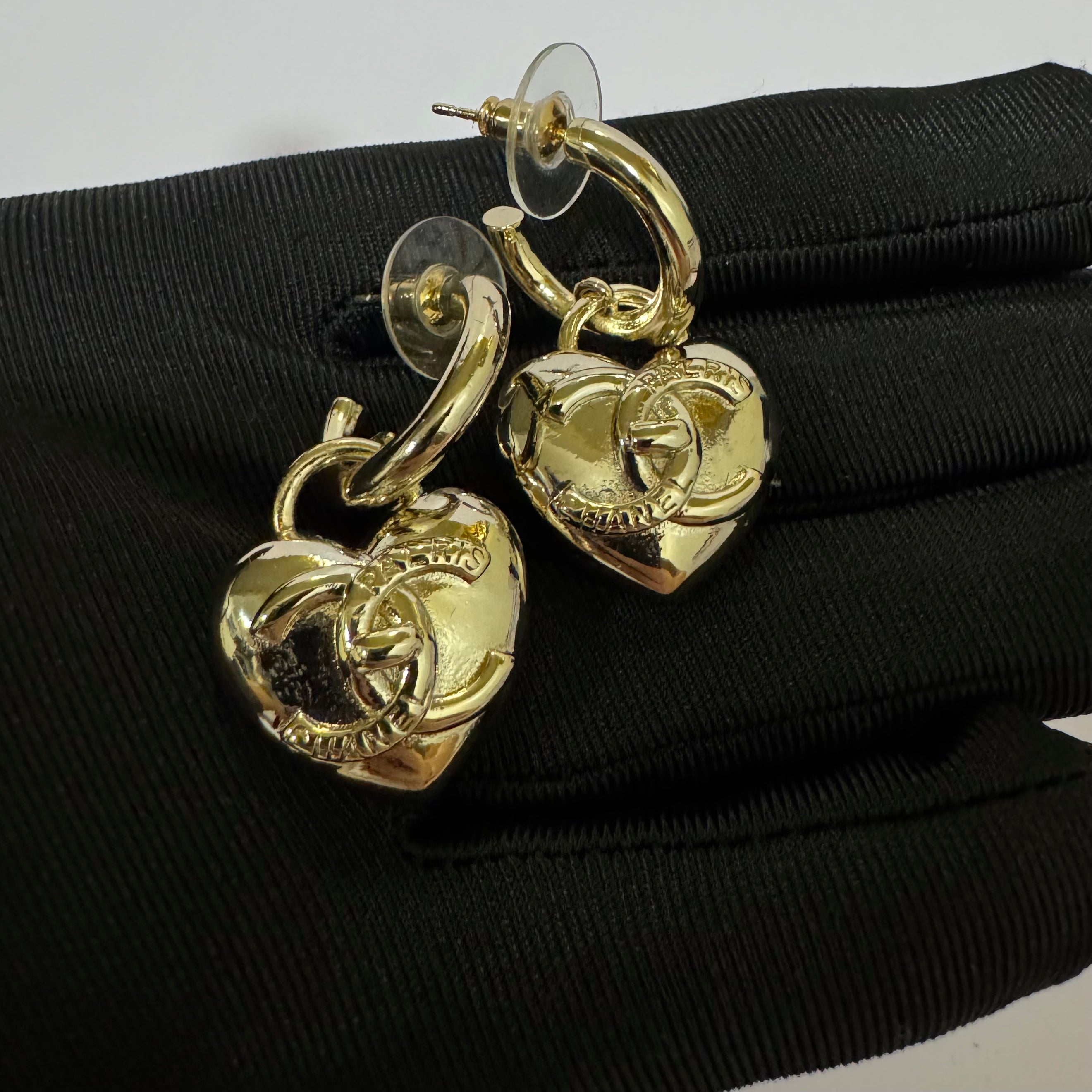 CC HEART TURNLOCK DANGLE EARRINGS