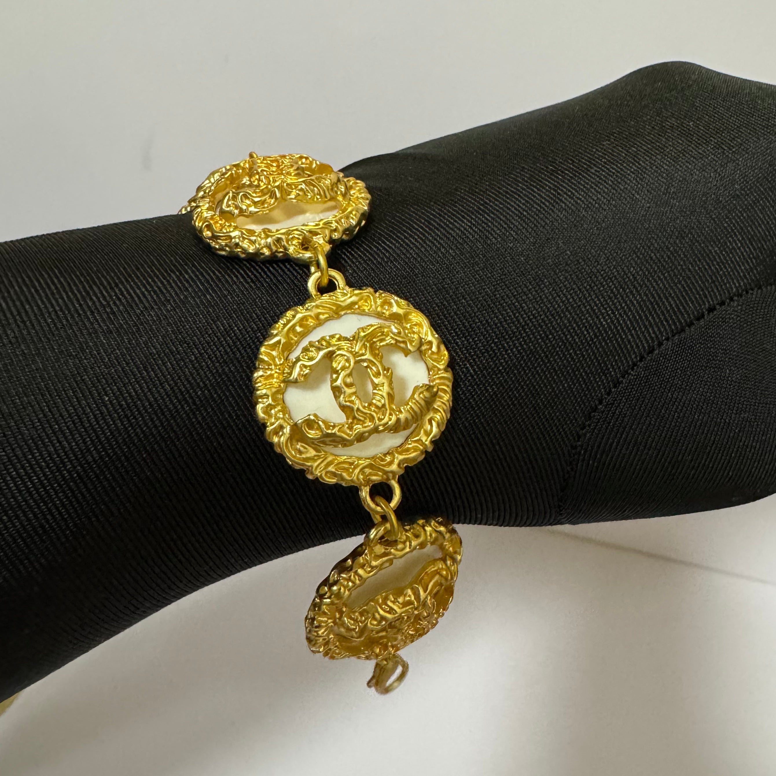 CC VINTAGE STYLE BRACELET - WHITE/GOLD