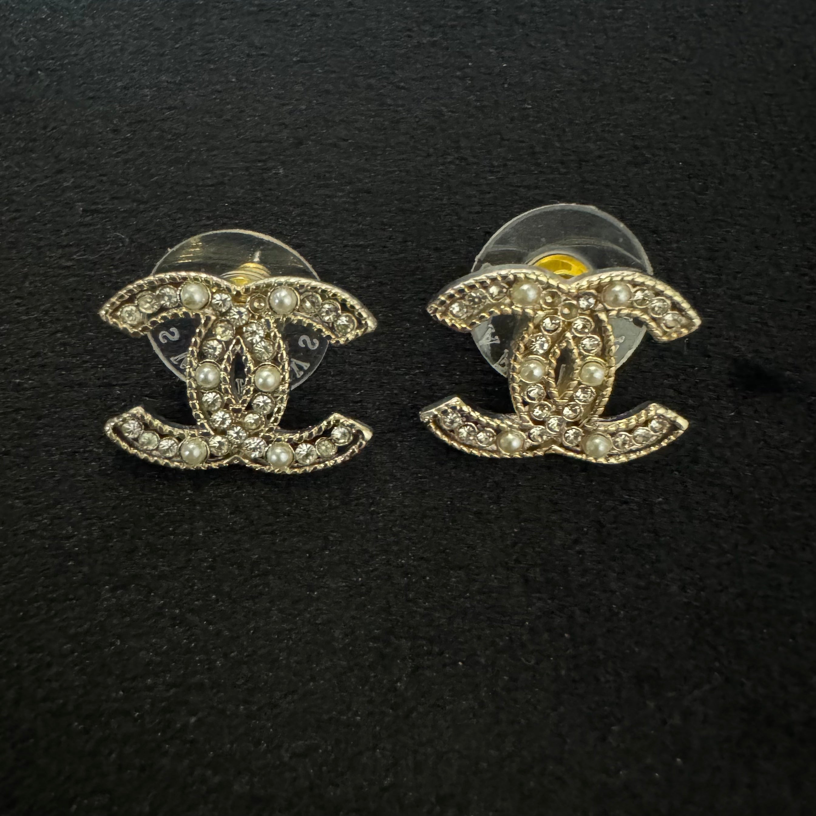 CC MINI STONE/PEARL STUD EARRINGS