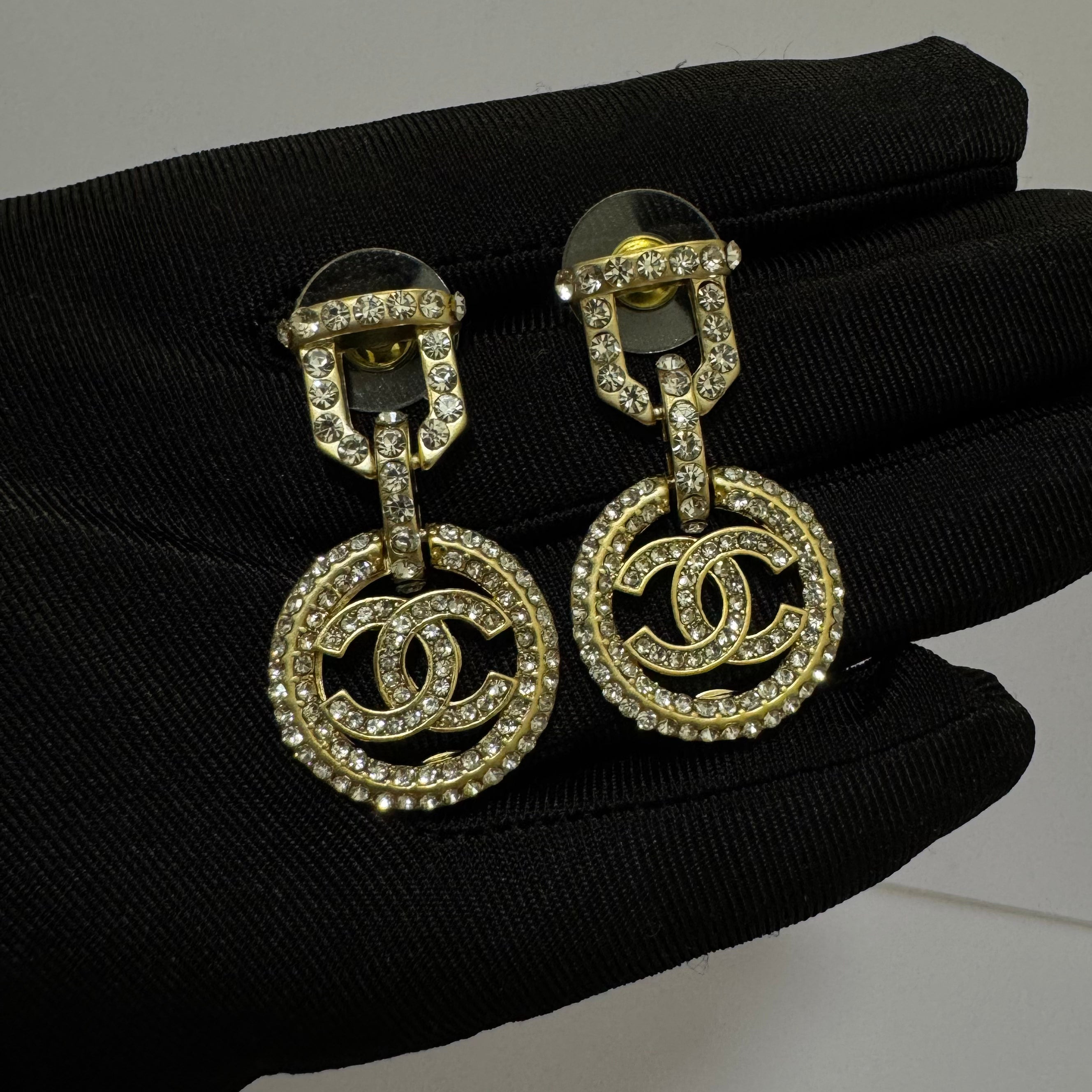 CC ROUND LOGO EARRINGS