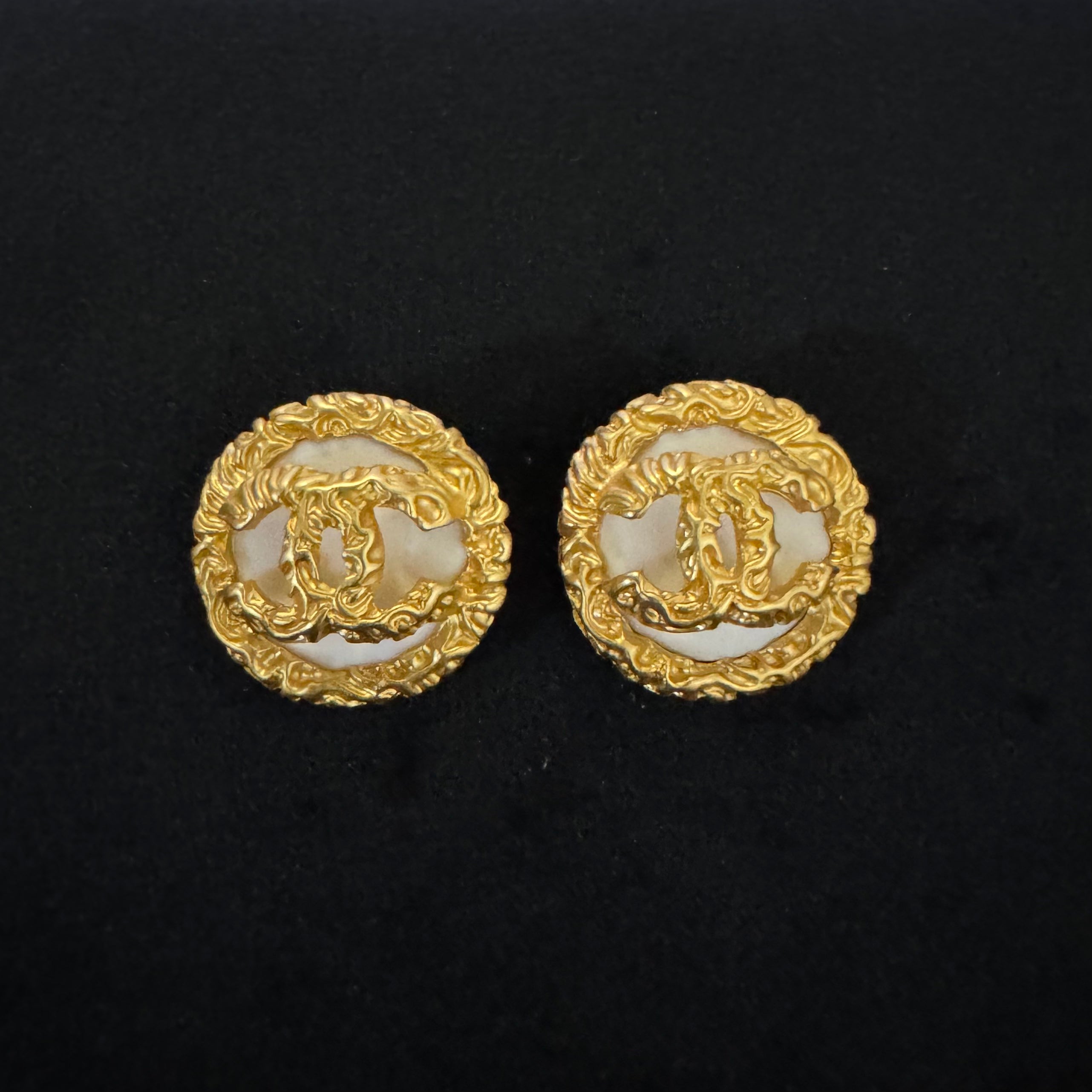 CC VINTAGE STYLE STUD EARRIGS - WHITE/GOLD