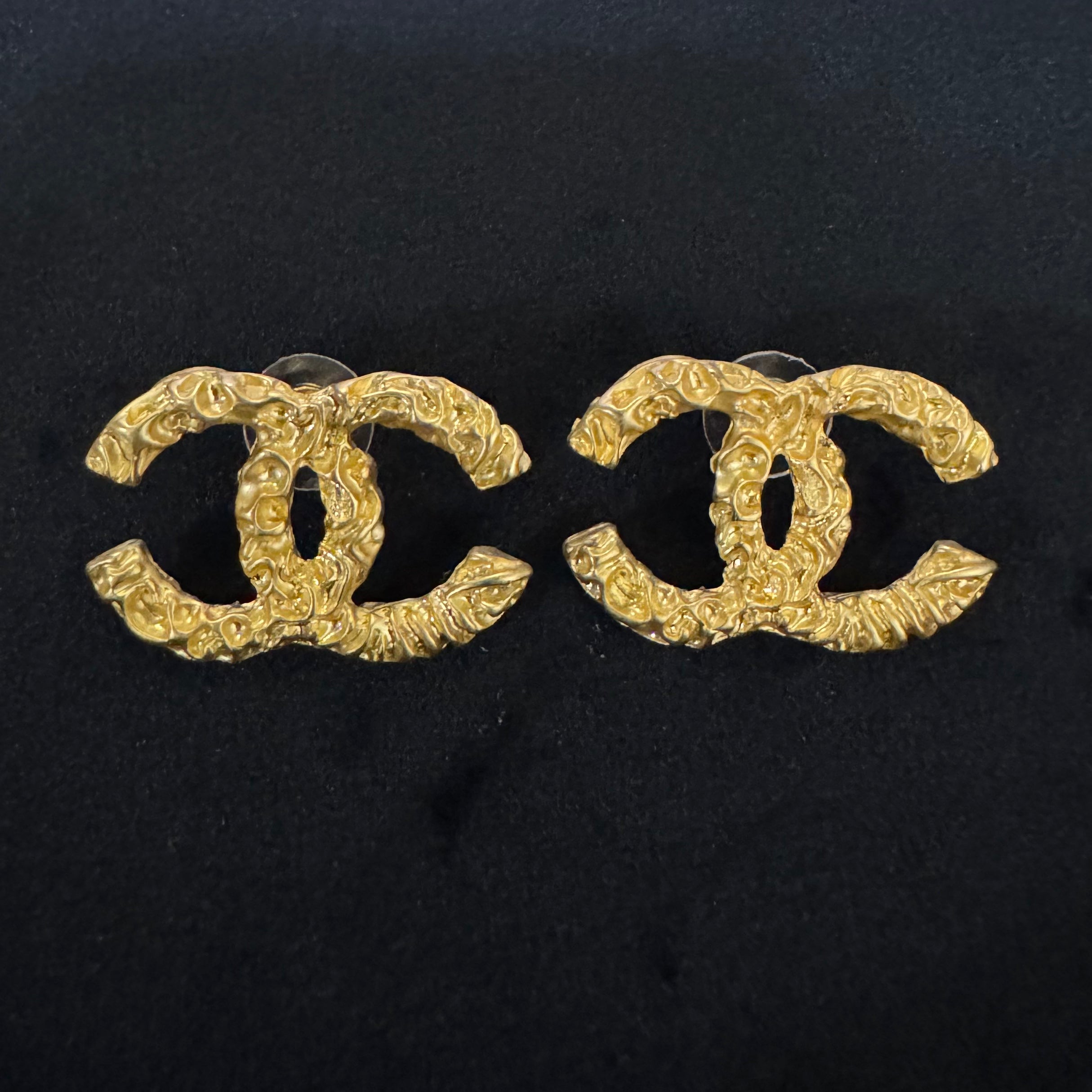 CC VINTAGE STYLE TEXTURED STUD EARRINGS