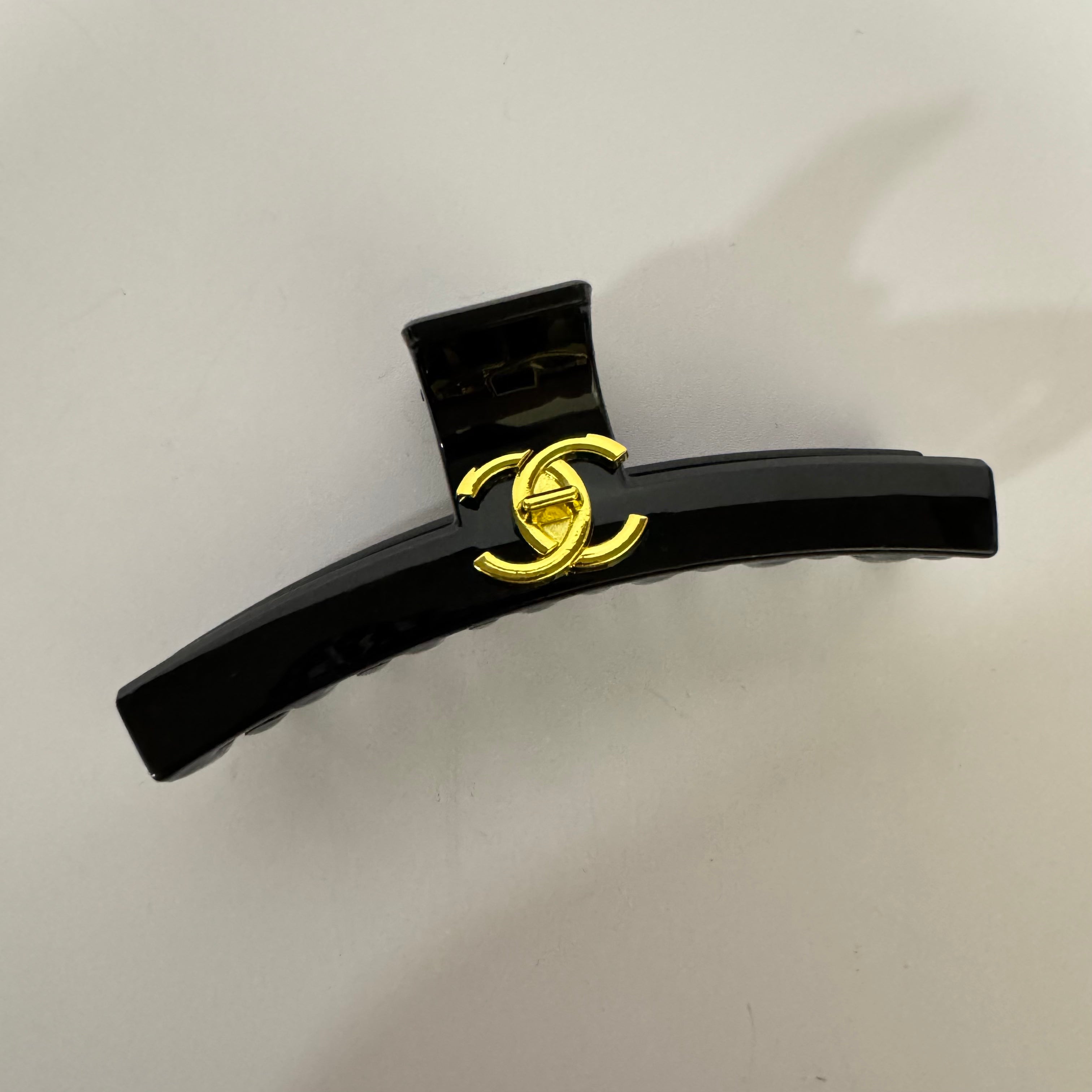 CC LARGE TURNLOCK LOGO HAIR CLAW - BLACK