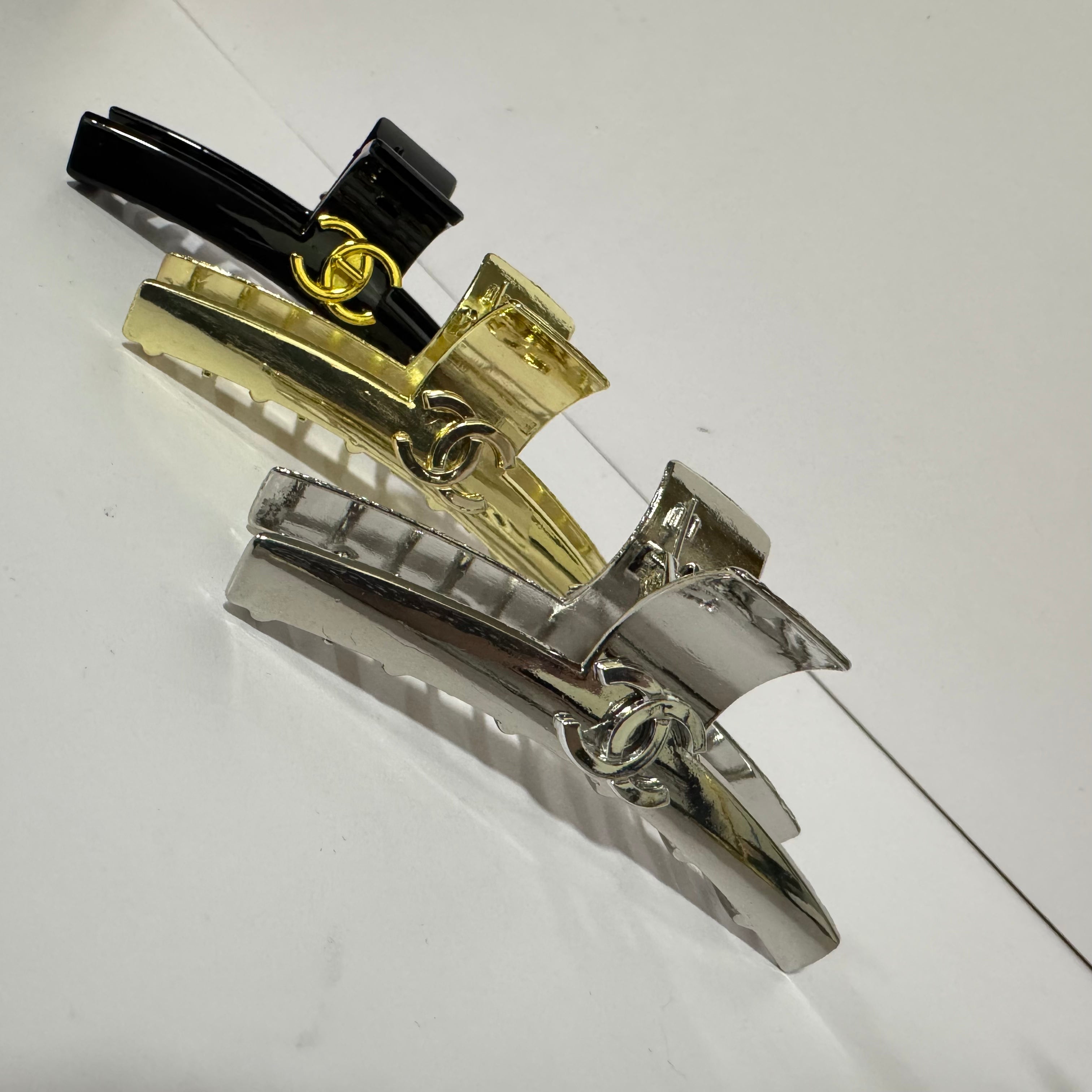 CC LARGE GOLD METAL HAIR CLAW