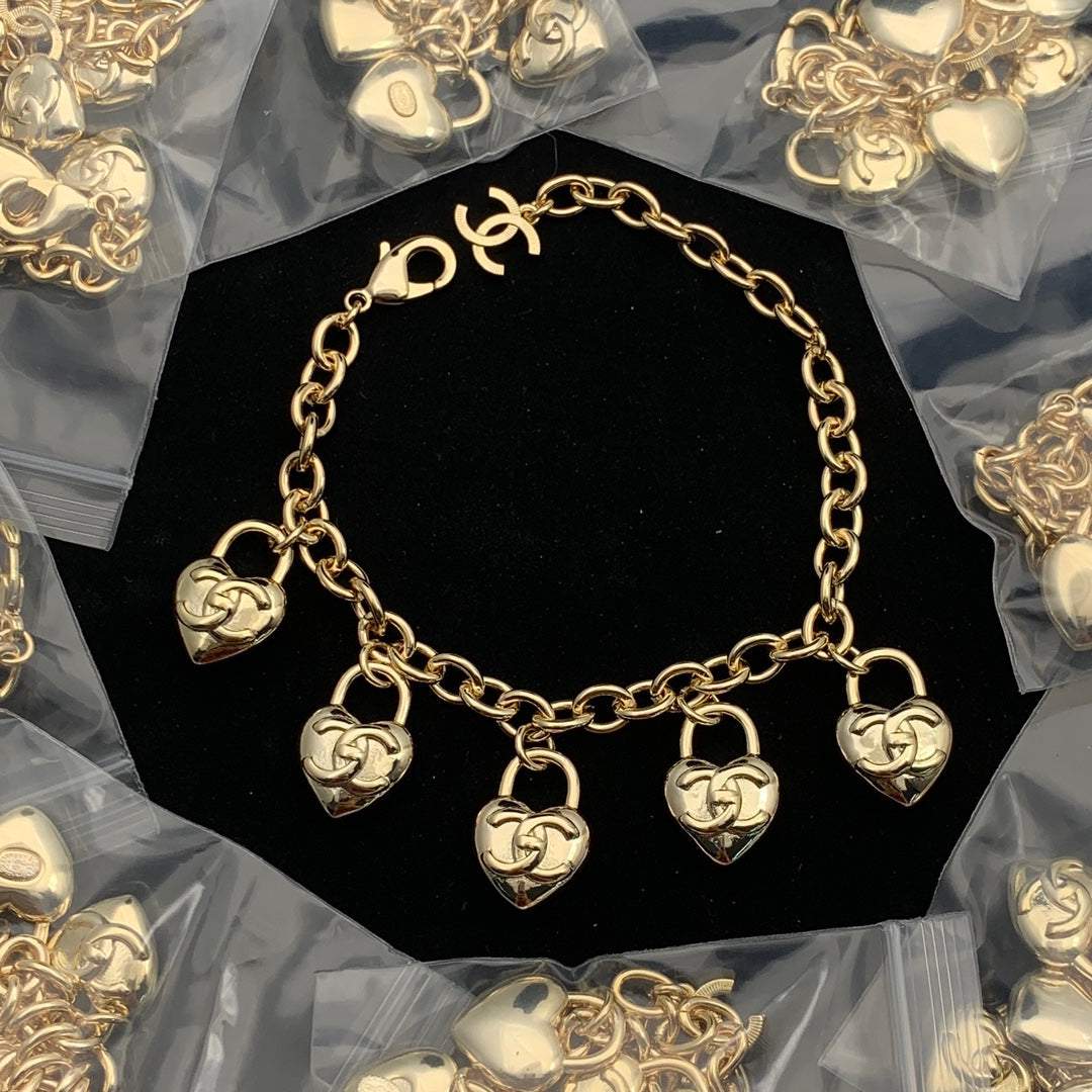 CC TURNLOCK HEART CHARM BRACELET