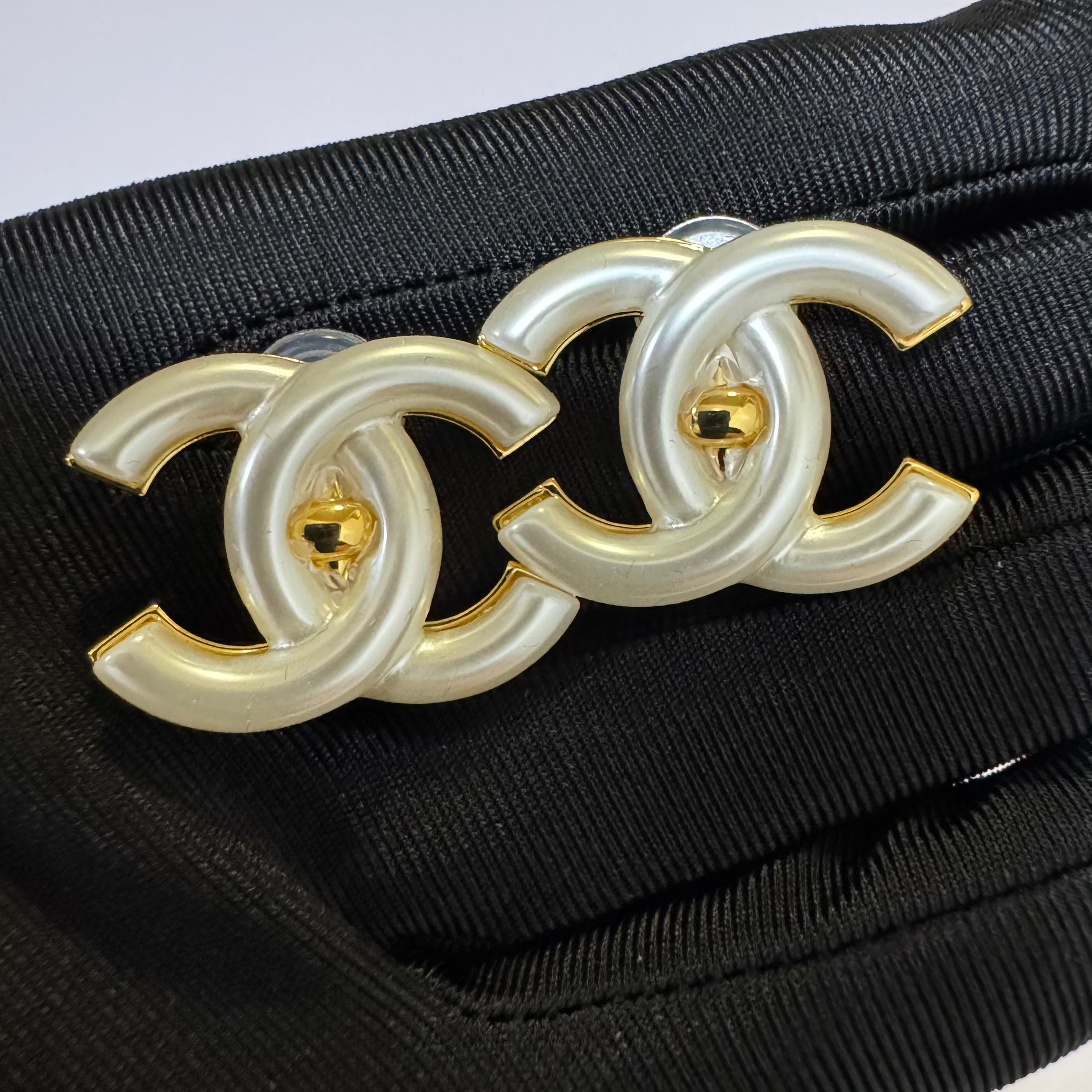 CC PEARL TURNLOCK STUD EARRINGS