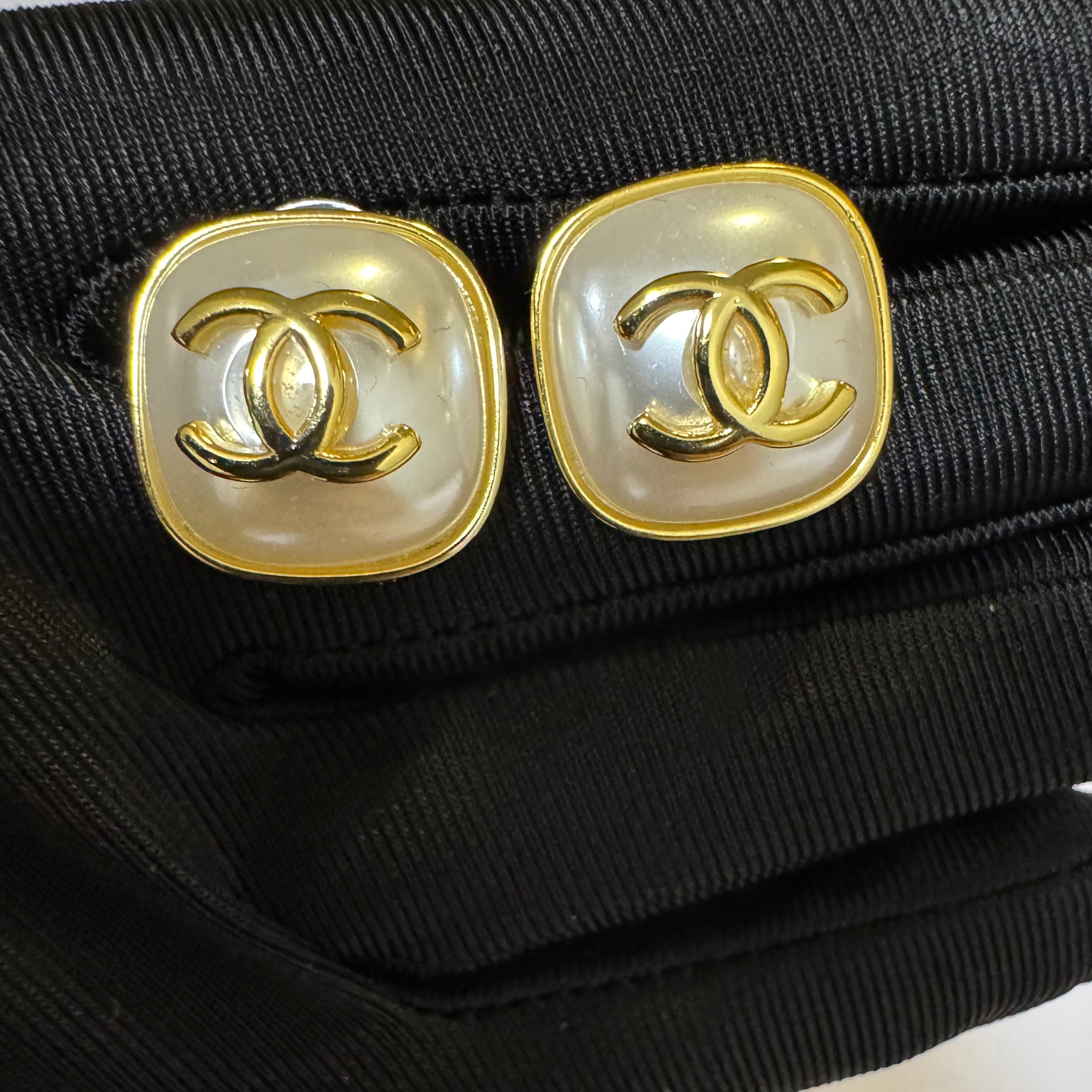 CC PEARL SQUARE STUD EARRINGS