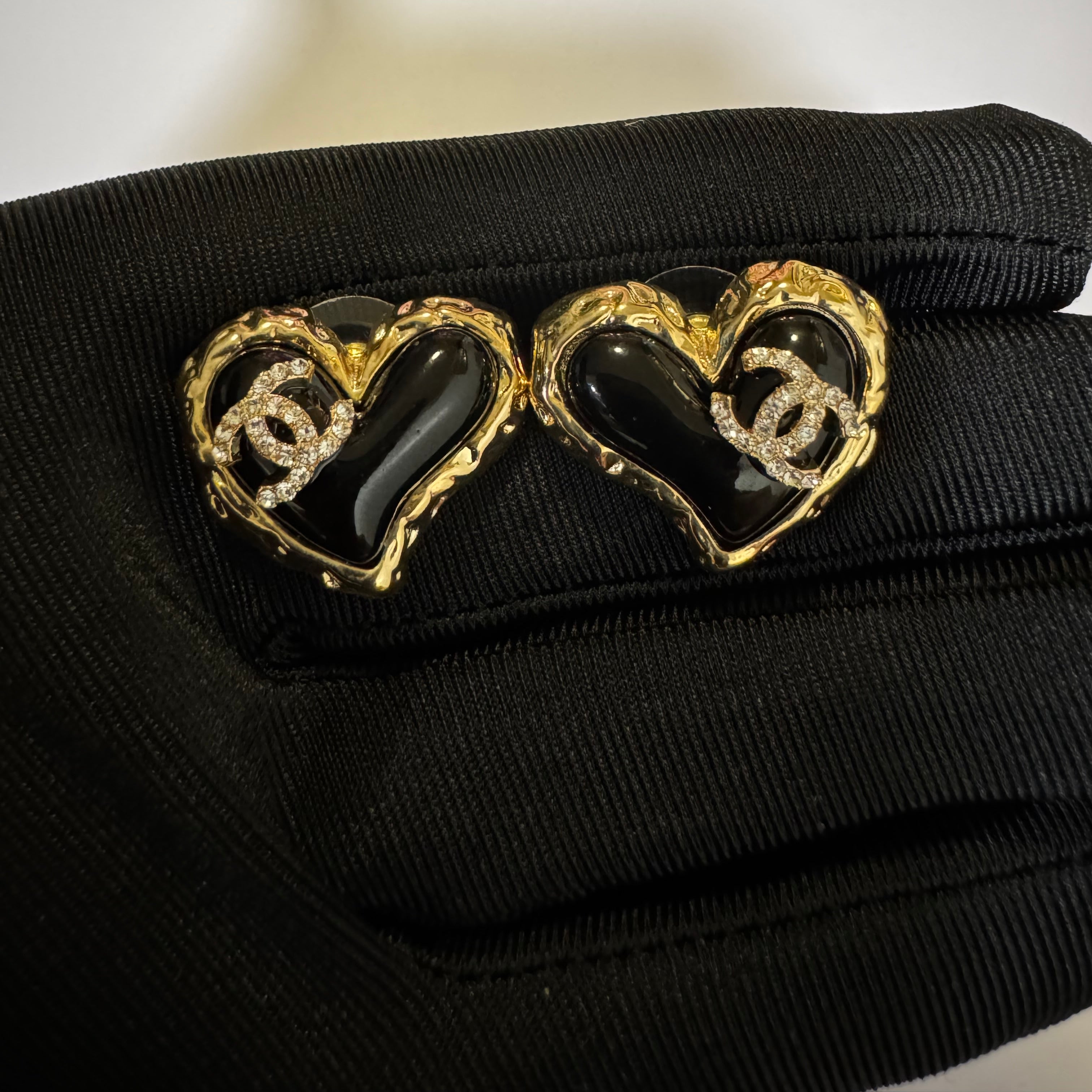 CC BLACK HEART STUD EARRINGS