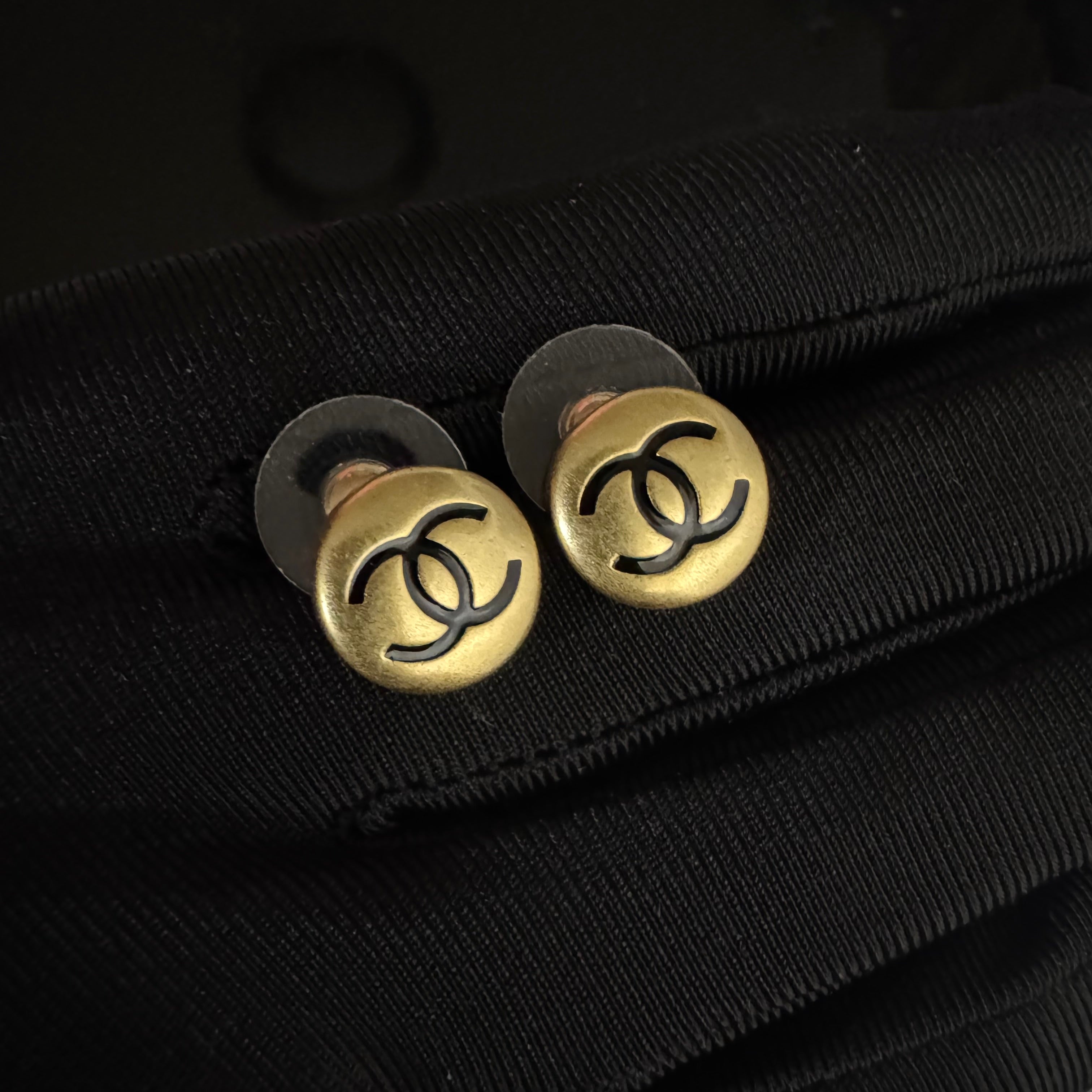 CC MINI STUD EARRINGS