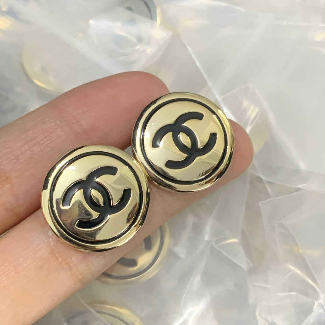 CC ROUND STUD EARRINGS