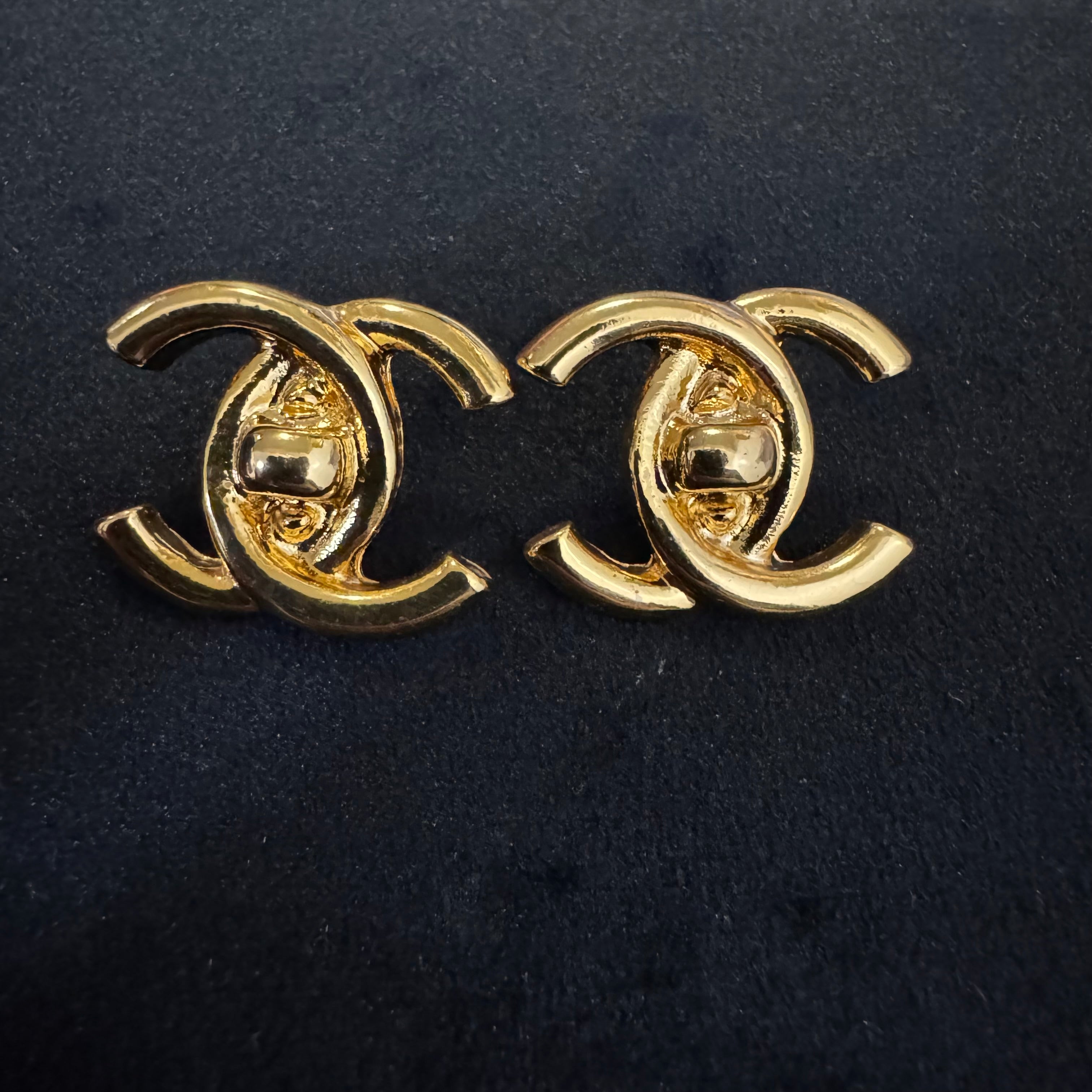 CC VINTAGE STYLE TURNLOCK STUD EARRINGS