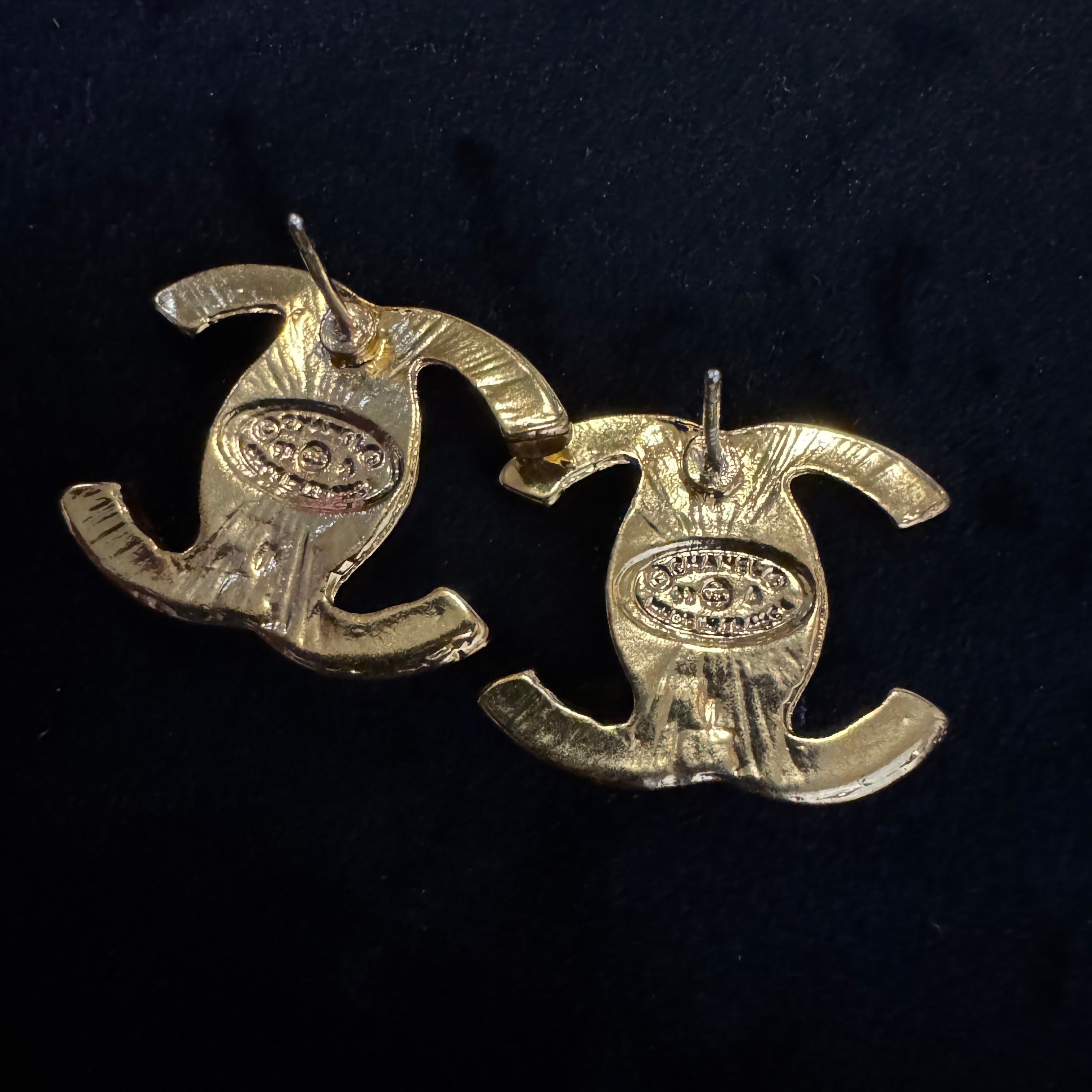 CC VINTAGE STYLE TURNLOCK STUD EARRINGS