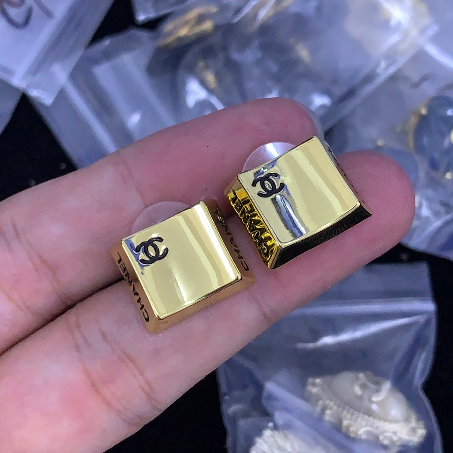 CC KEYWORD STUD EARRINGS