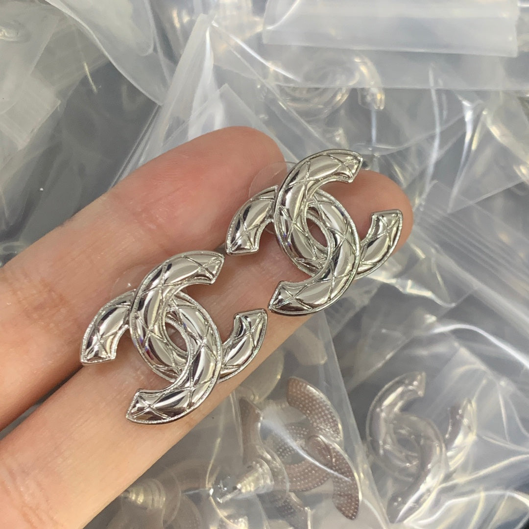 CC QUILTED SILVER STUD EARRINGS