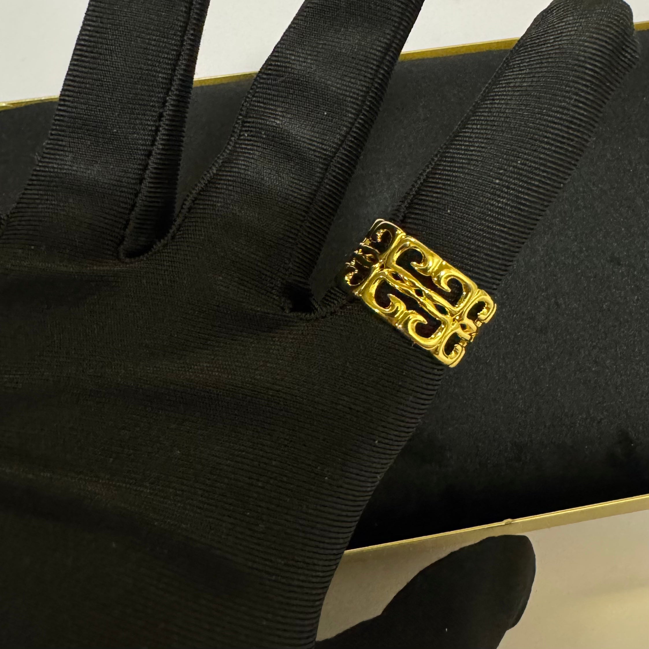 GIVEN-CHY GOLD RING