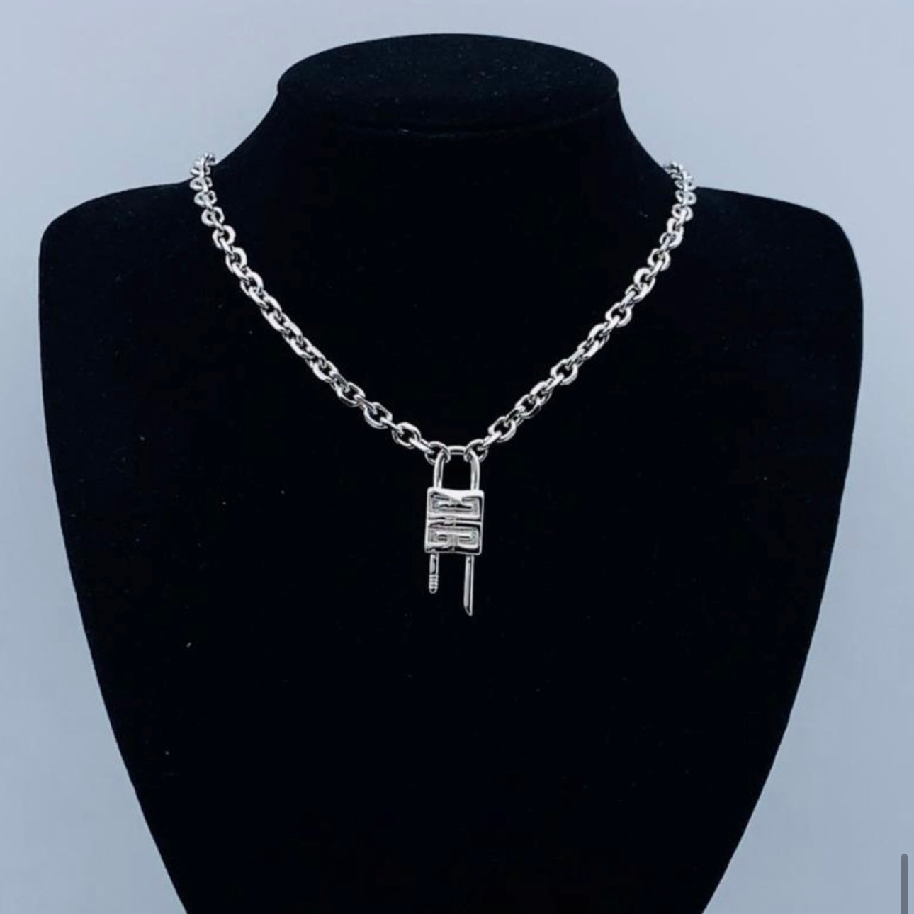 GIVEN-CHY LOCK NECKLACE SILVER
